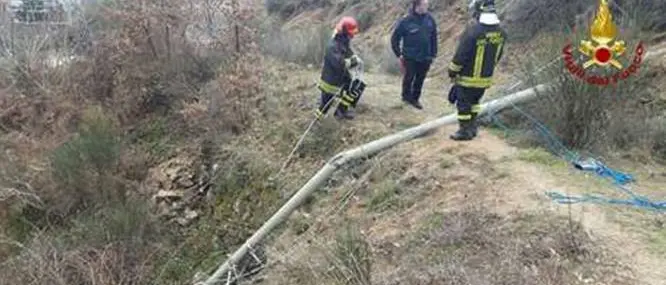 Cade palo in cemento, muore operaio nel Crotonese