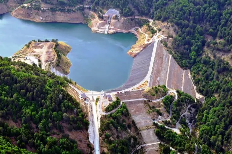 Diga del Menta: da 35 anni i cittadini aspettano l'acqua potabile in casa