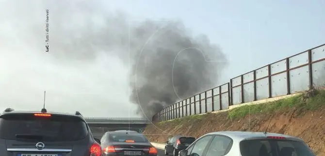 Camion in fiamme tra Lamezia e Pizzo: code e rallentamenti