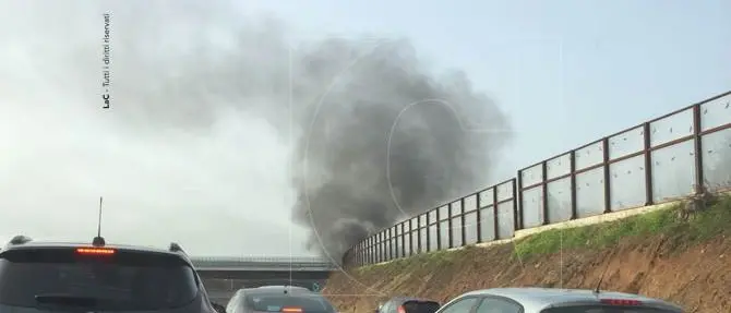 Camion in fiamme tra Lamezia e Pizzo: code e rallentamenti