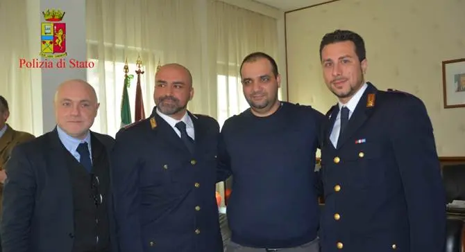 Salvato dopo un malore: «Sono vivo grazie a due agenti»