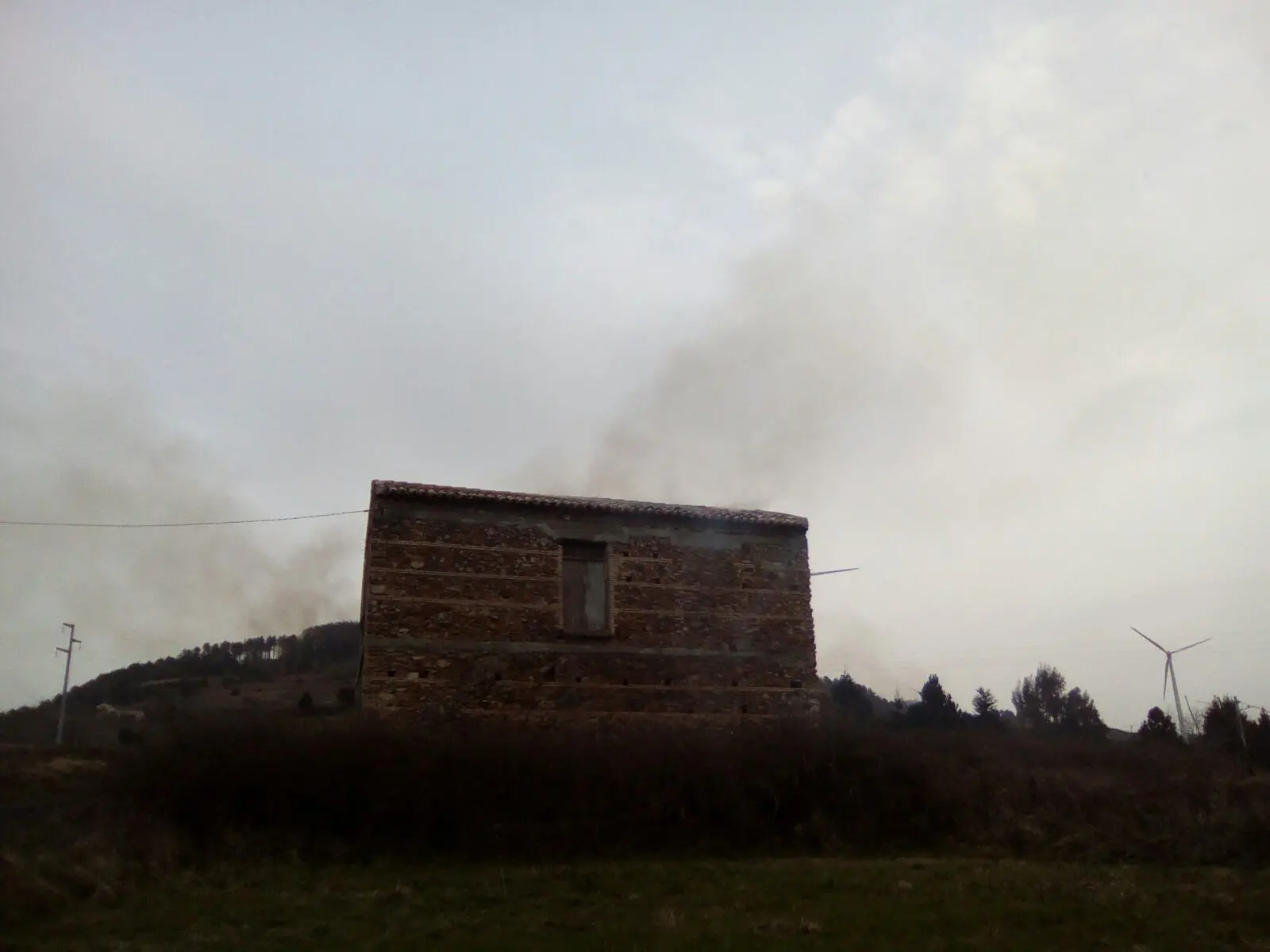 Fiamme in una cascina di campagna nel Catanzarese