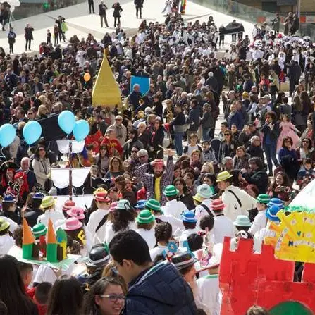 Cosenza, un Carnevale multietnico. Occhiuto: «La città che vogliamo»