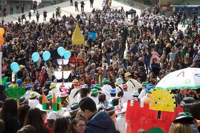 Cosenza, un Carnevale multietnico. Occhiuto: «La città che vogliamo»