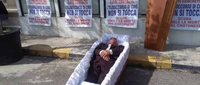 Crotone: in una bara per protestare contro la soppressione dell'elisoccorso di Cirò