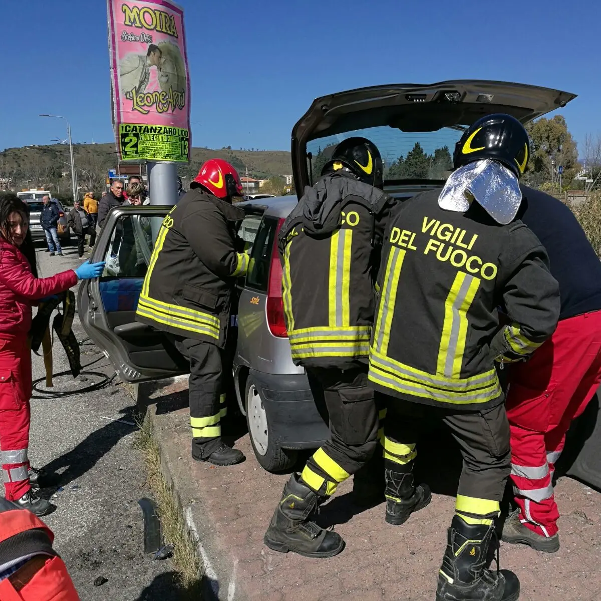 Catanzaro, sbanda con l’auto e rimane incastrato nelle lamiere