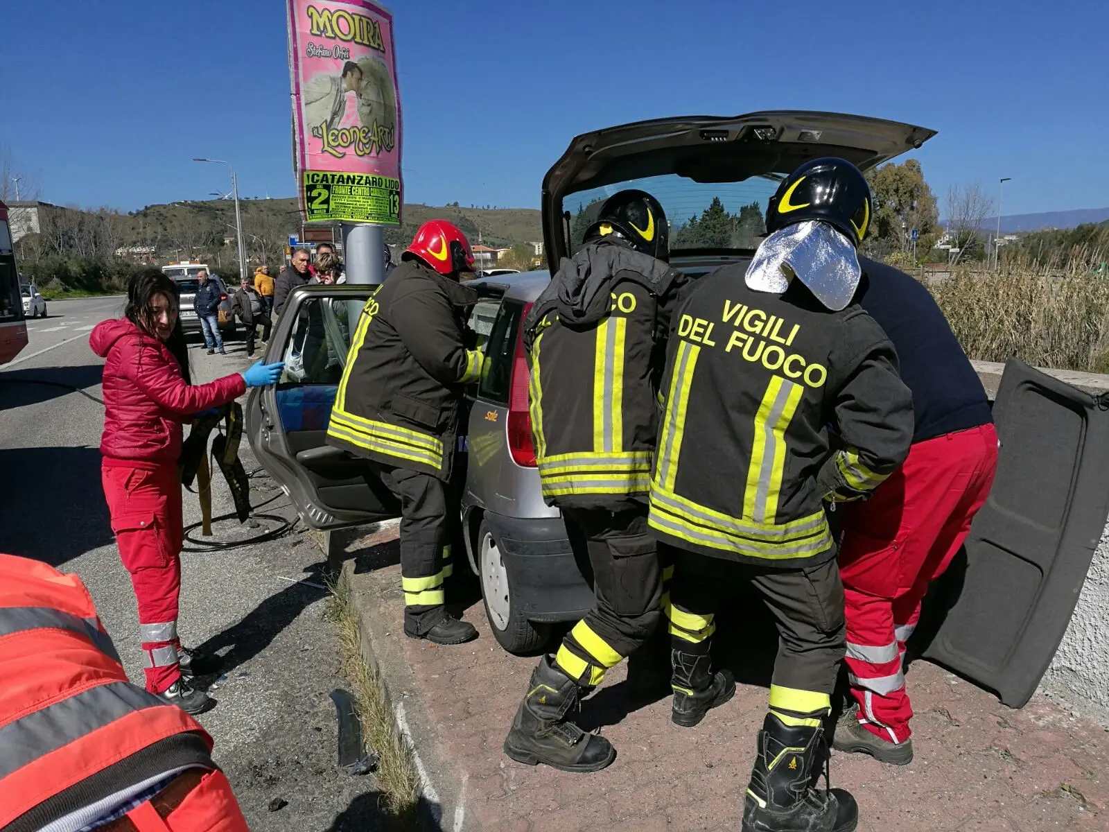 Catanzaro, sbanda con l’auto e rimane incastrato nelle lamiere