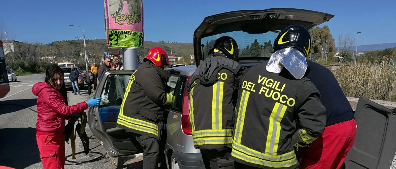 Catanzaro, sbanda con l’auto e rimane incastrato nelle lamiere
