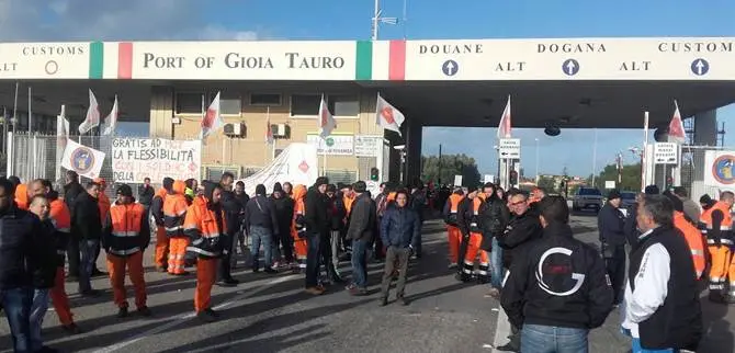 Protesta dei portuali: piazzale sgomberato ma continua il blocco delle attività