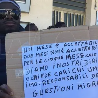 Migranti in protesta a Riace: bloccata la Statale 106