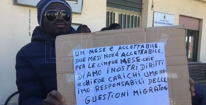 Migranti in protesta a Riace: bloccata la Statale 106