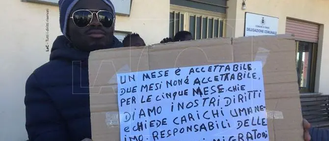 Migranti in protesta a Riace: bloccata la Statale 106