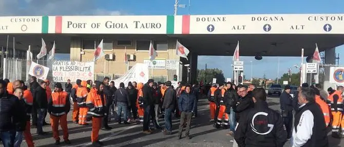 Protesta dei portuali, Mtc insiste: «Niente trattativa se continua il blocco»