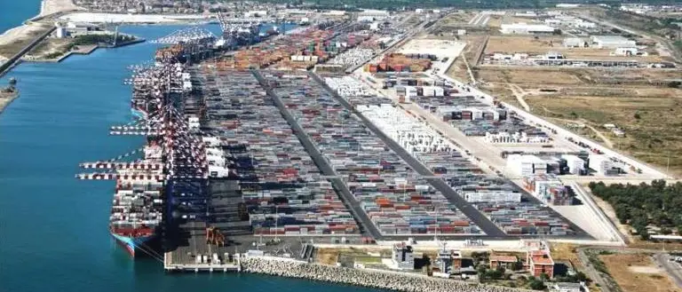 Boss, spie e istituzioni: legami inconfessabili all’ombra dei container