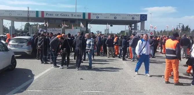 Protesta a Gioia Tauro, arriva il Prefetto e i portuali lo applaudono