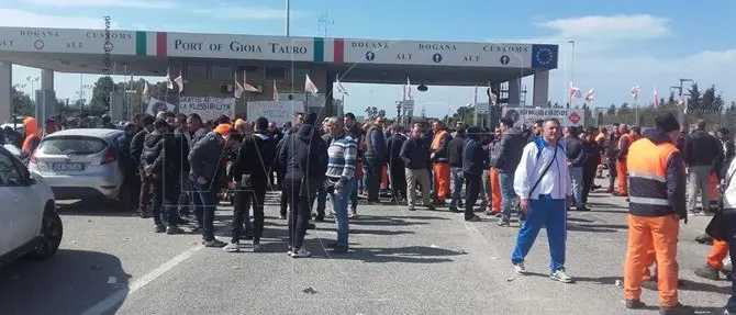 Protesta a Gioia Tauro, arriva il Prefetto e i portuali lo applaudono