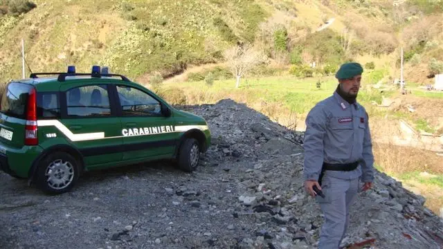 Catanzaro, rifiuti pericolosi a pochi passi dalla Fiumarella: tre denunce