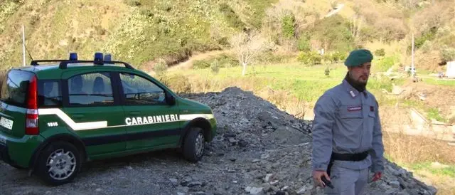 Catanzaro, rifiuti pericolosi a pochi passi dalla Fiumarella: tre denunce