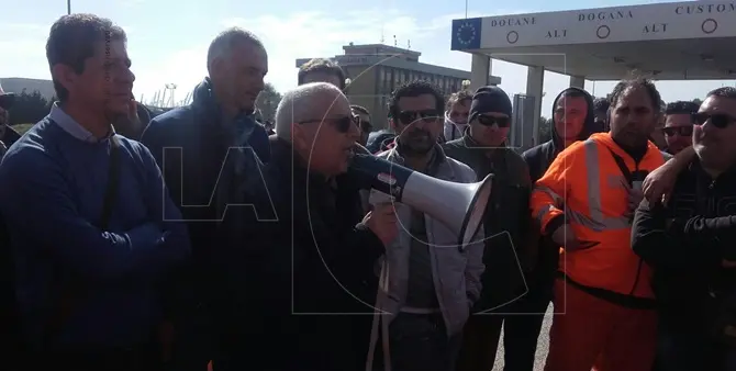 Protesta dei portuali, il Prefetto convoca un tavolo unico e no stop costringendo Mtc a trattare