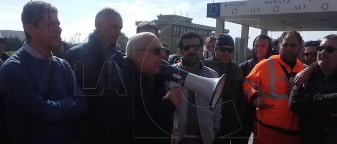 Protesta dei portuali, il Prefetto convoca un tavolo unico e no stop costringendo Mtc a trattare