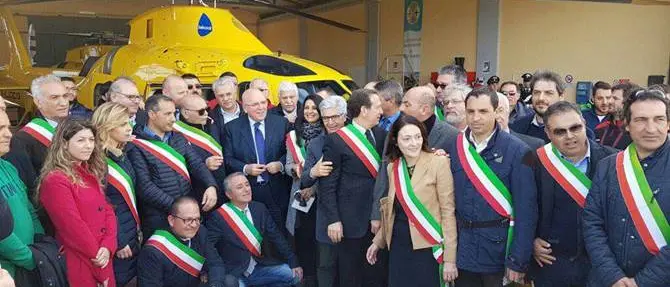 Oliverio a Cirò Marina: «Non permetterò la soppressione dell’elisoccorso» (FOTO)