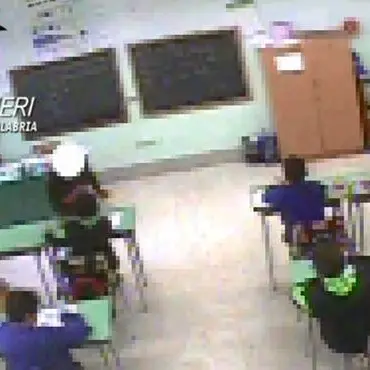 Minacce e schiaffi agli alunni: sospese due maestre ad Oppido Mamertina (VIDEO)