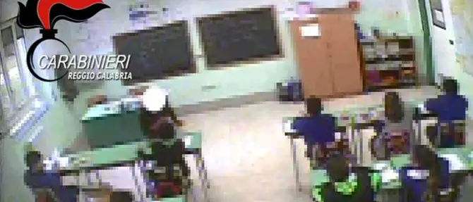 Minacce e schiaffi agli alunni: sospese due maestre ad Oppido Mamertina (VIDEO)