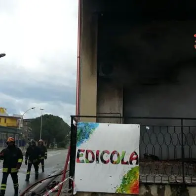 In fiamme una cartoleria di Isca sullo Ionio