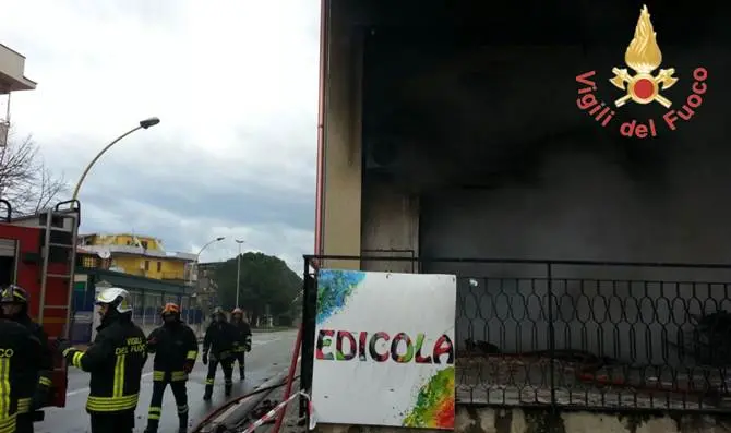 In fiamme una cartoleria di Isca sullo Ionio