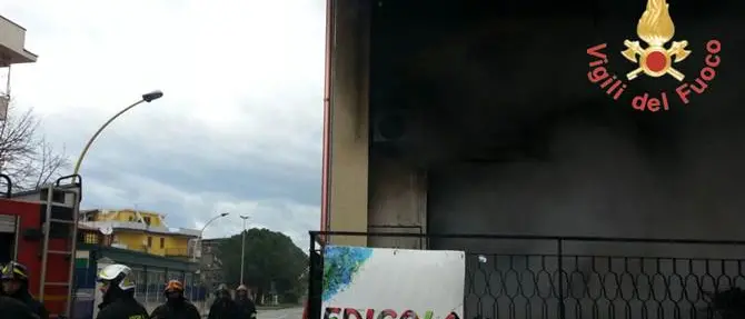 In fiamme una cartoleria di Isca sullo Ionio