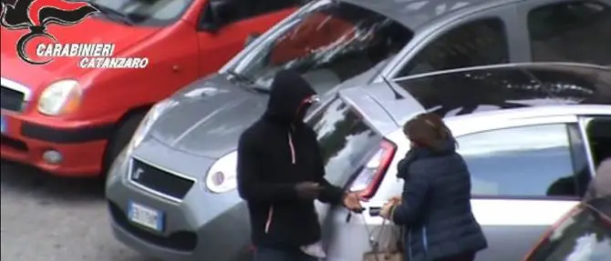 Parcheggiatori abusivi, controlli dei Carabinieri a Catanzaro: due arresti e una denuncia