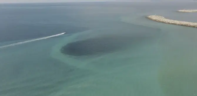 Gioia Tauro, chiazza nera in mare nei pressi del depuratore: “Intervenga la magistratura”