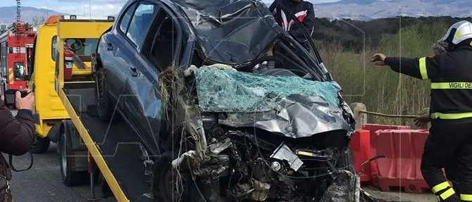 Maida, perde il controllo dell'auto e finisce in un fiume: muore una donna (FOTO-VIDEO)