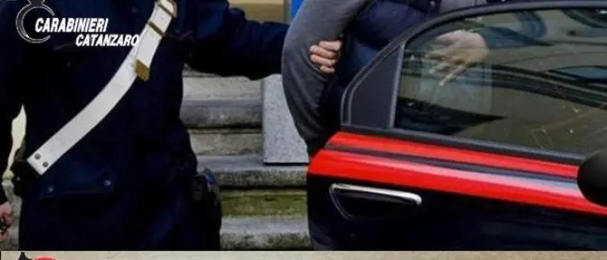 Catanzaro, in preda ad un raptus ferisce la compagna con un coltello da cucina