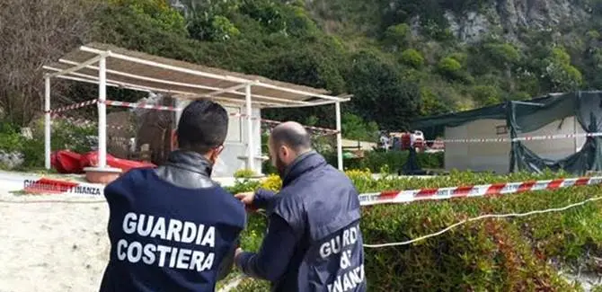 Manufatti abusivi nei pressi del faro di Capo Vaticano nel Vibonese: sequestrata area