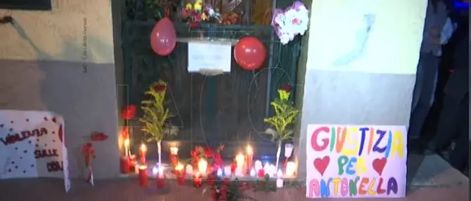 A Cirò una fiaccolata silenziosa per ricordare Antonella uccisa l’8 marzo (VIDEO)