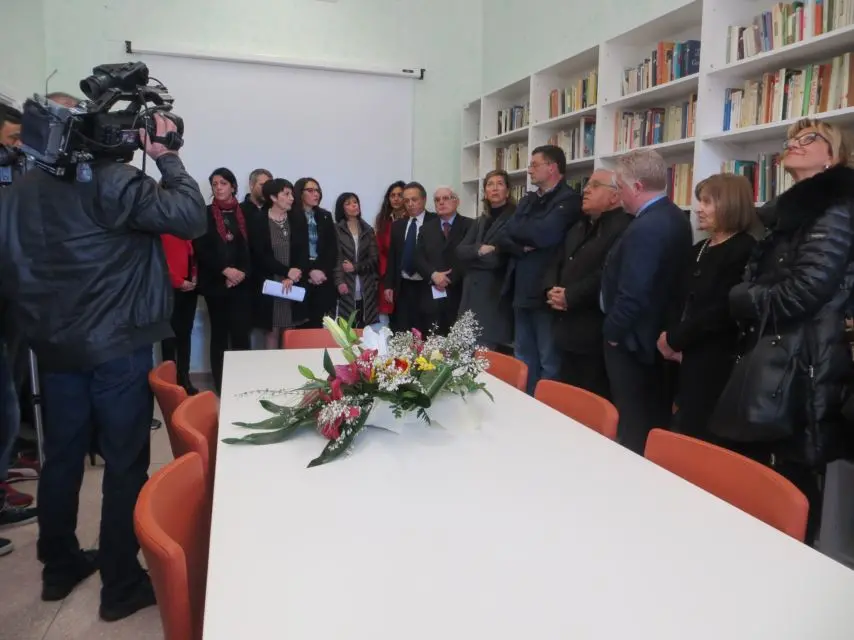 Taglio del nastro per la nuova biblioteca del carcere di Cosenza