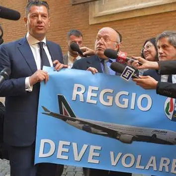 Camera dei deputati, spunta lo striscione “Reggio Deve Volare”