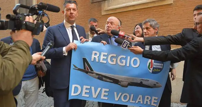 Camera dei deputati, spunta lo striscione “Reggio Deve Volare”