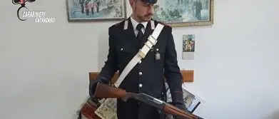 In casa con un fucile rubato e munizioni, arrestato un uomo nel Catanzarese