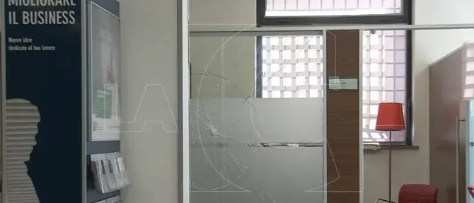 Vibo: gli negano un prelievo e con un bastone colpisce pc e arredi di una banca