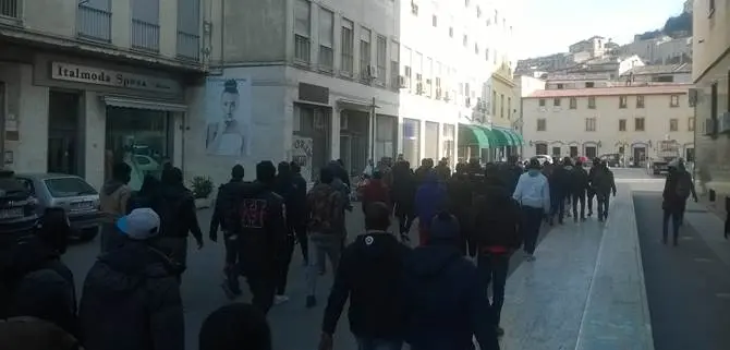 Cosenza, controlli e sequestri alla “Fiera di San Giuseppe”: protestano gli ambulanti