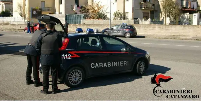 Catanzaro, sorpresi con escavatore a caricare inerti dal fiume Alli: arrestati