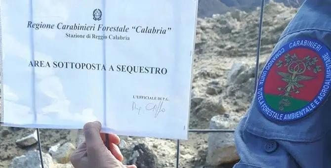 Non abbatte le opere abusive sequestrate ma ne costruisce altre. Deferito 56enne reggino