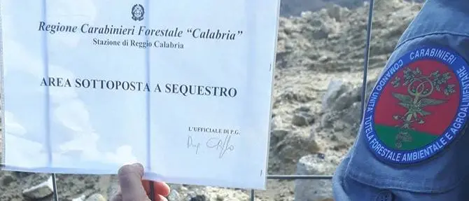 Non abbatte le opere abusive sequestrate ma ne costruisce altre. Deferito 56enne reggino