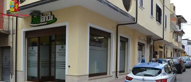 Sala scommesse abusiva a Rosarno: denunciate due persone