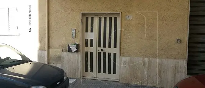 Accoltella la madre, poi chiama il vicino e confessa: fermato 37enne a Cosenza