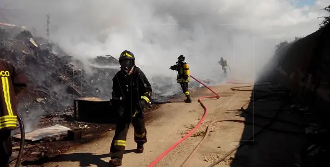 Lamezia, incendio nel campo rom di Scordovillo
