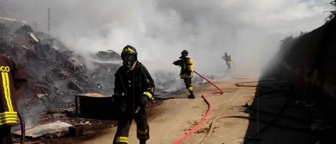 Lamezia, incendio nel campo rom di Scordovillo