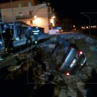 Auto si ribalta su strada franata, tragedia sfiorata a Vibo Marina